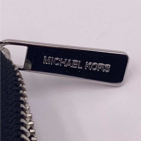 Michael Kors Jet Set Travel Large
Flat Zip MF Phone Case Wristlet
Wallet - Picture 6 of 11
